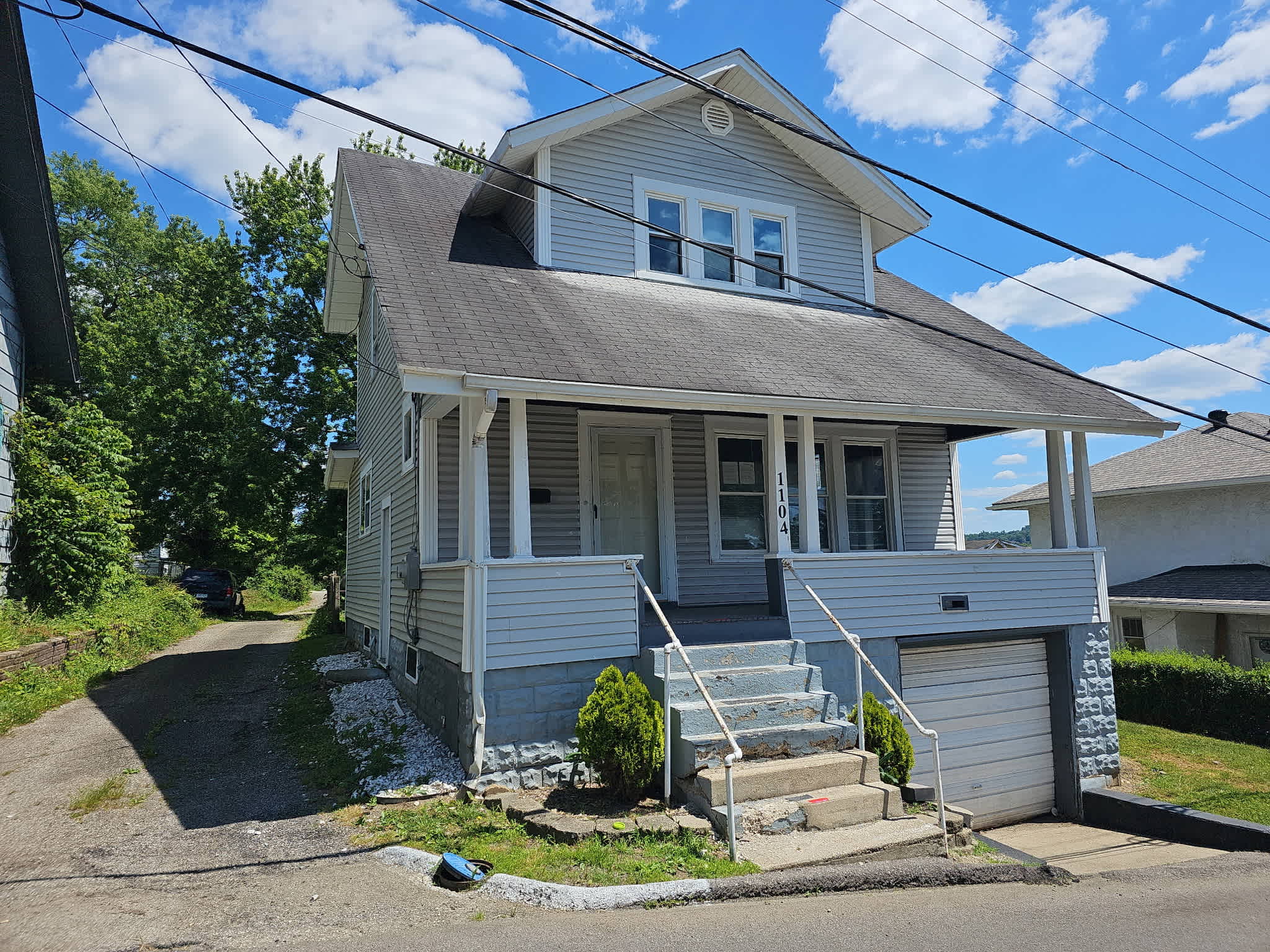 Single Family Home 2BR 1BA - 1104 Hunt Ave, Charleston, WV
