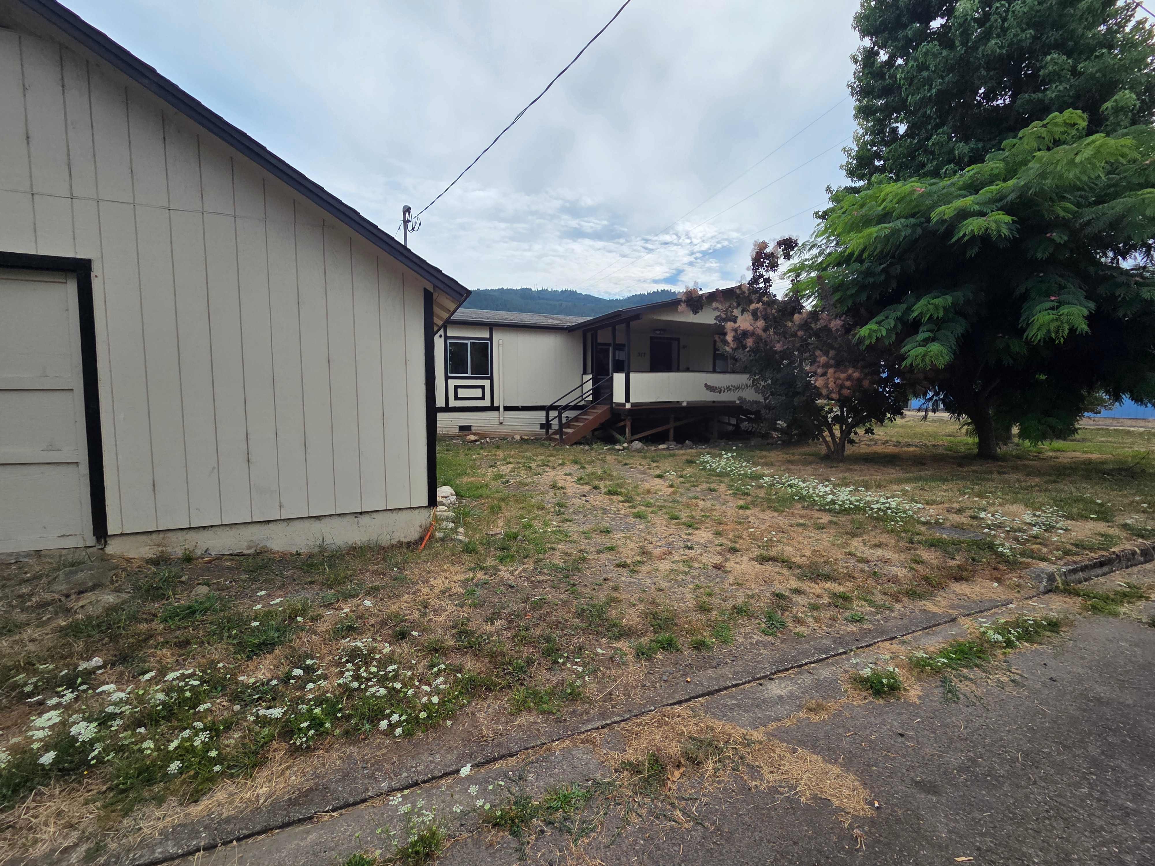Manufactured Home 3BR 2BA - 317 Applegate Ave, Drain, OR