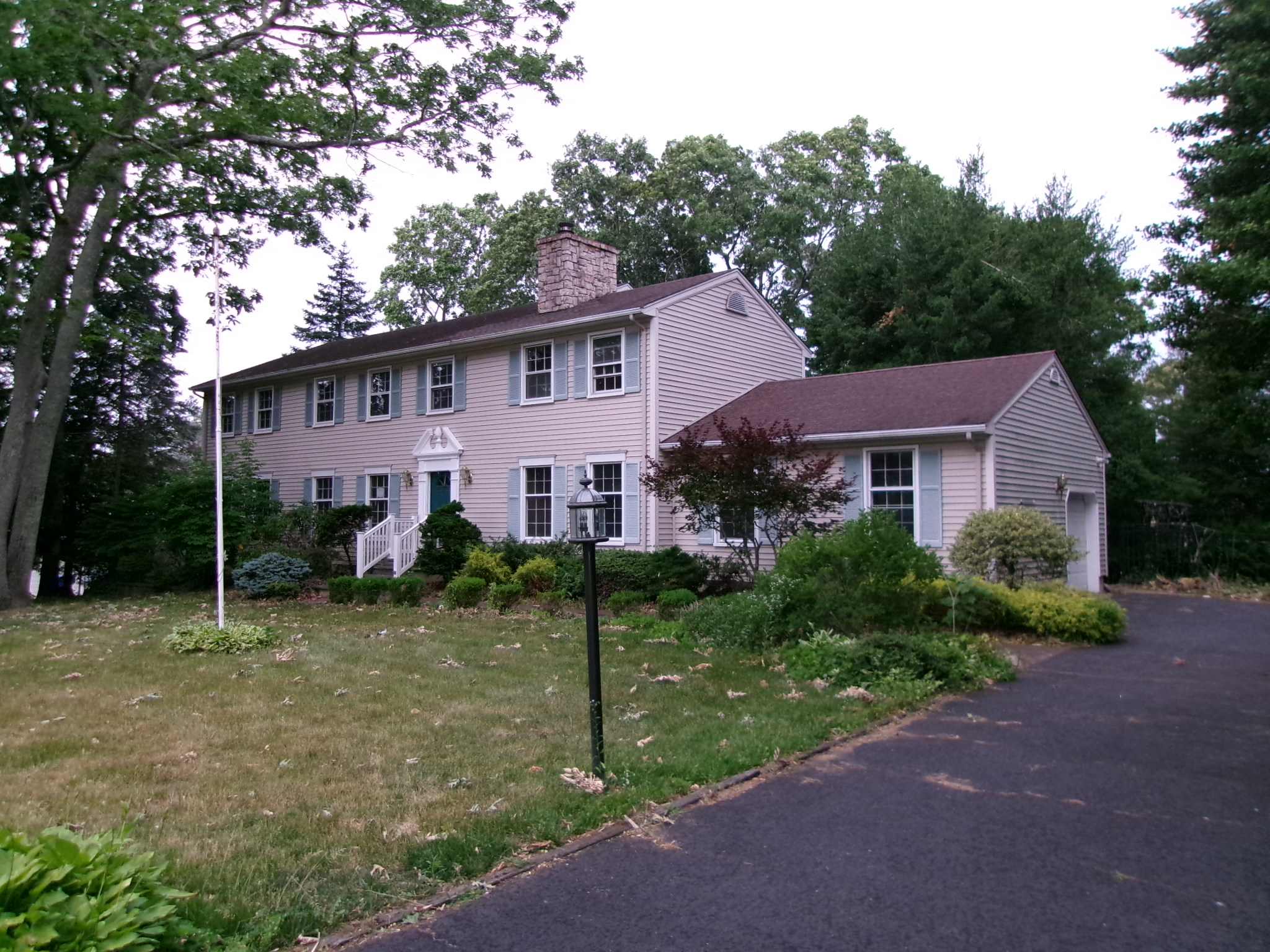 Single Family Home 5BR 2.1BA - 852 Glenwood Cir, Toms River, NJ