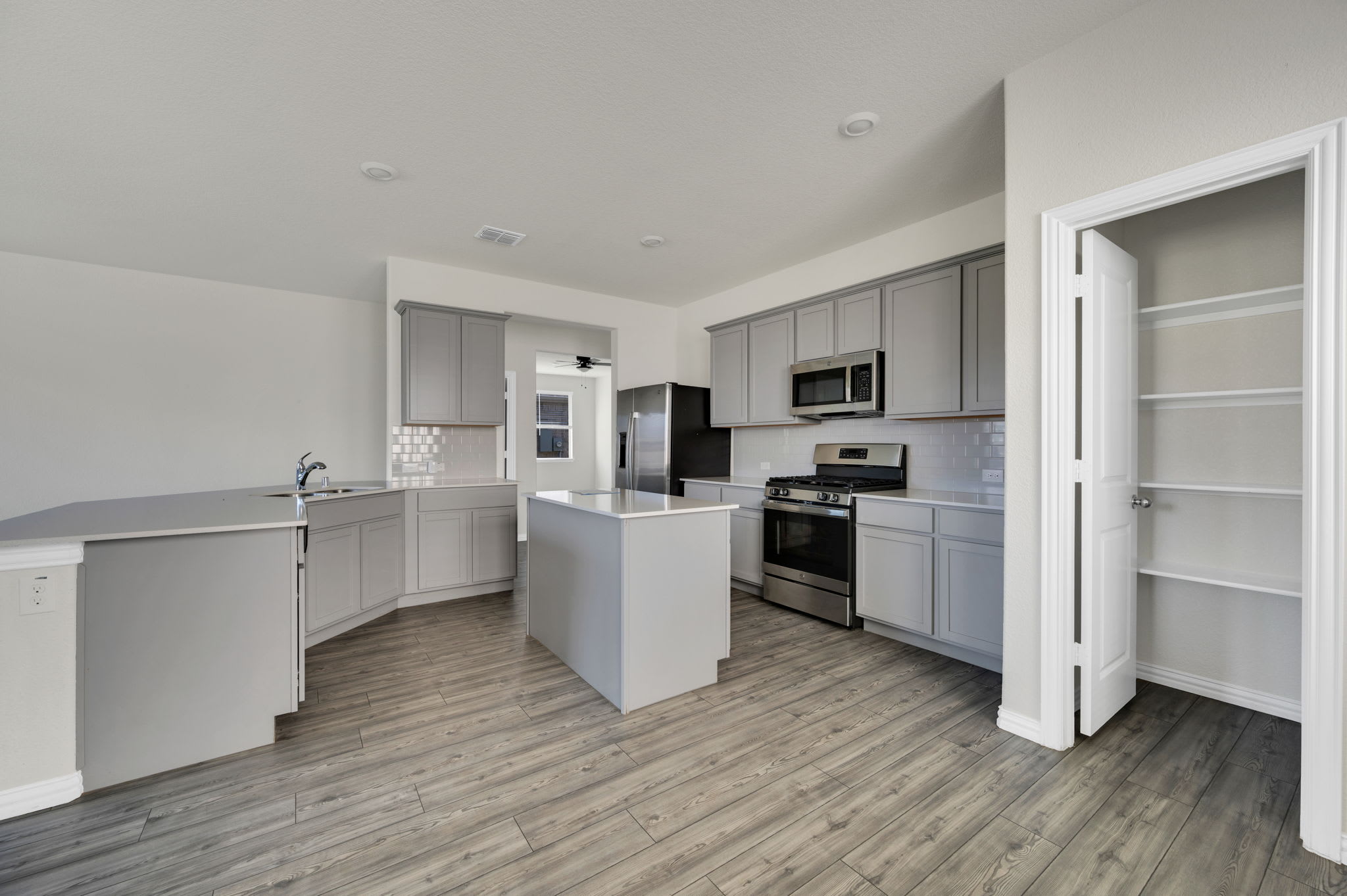 1104 Garden Grv Ln photo