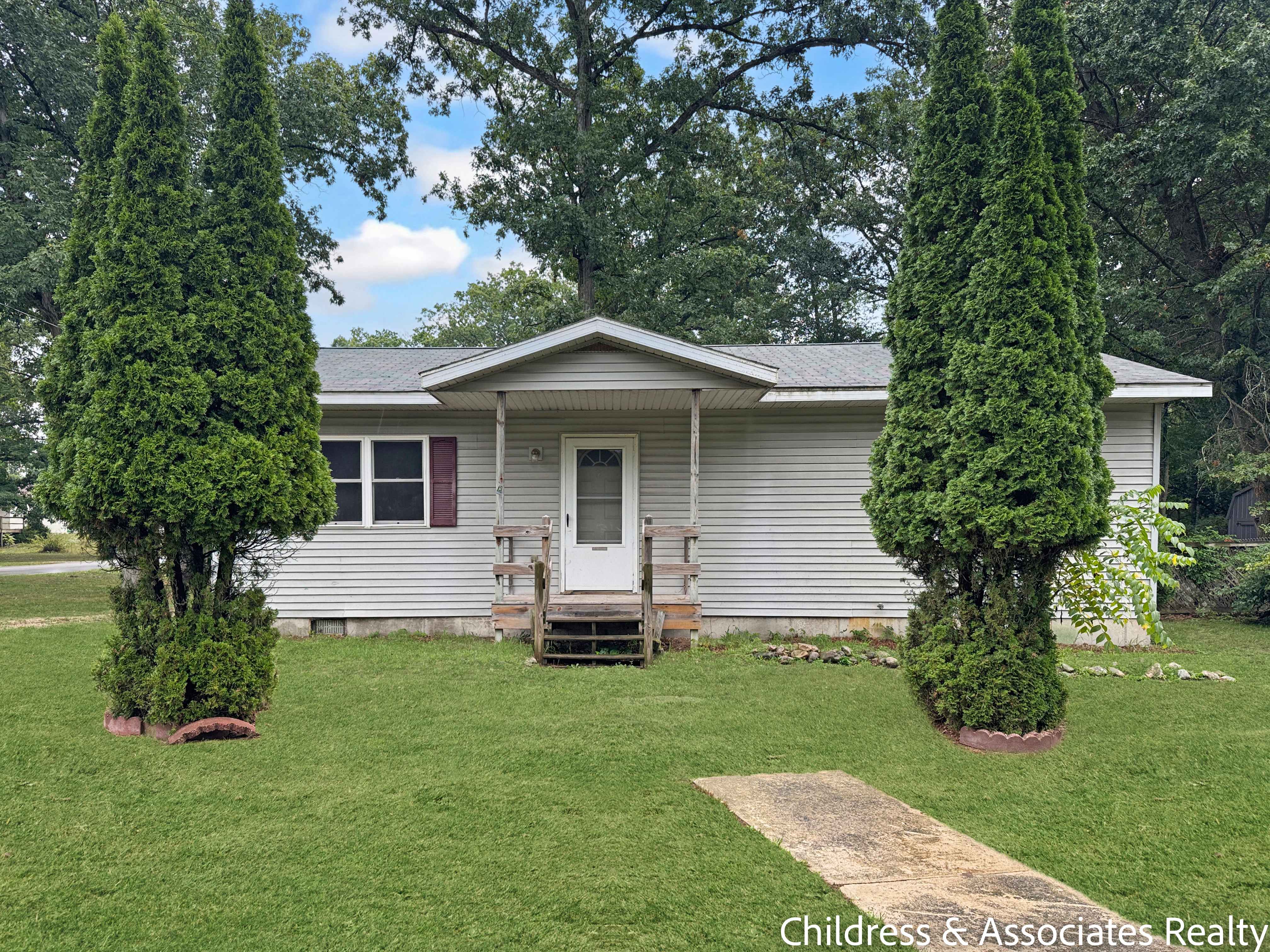 Photograph of 912e James St, White Cloud, MI 49349