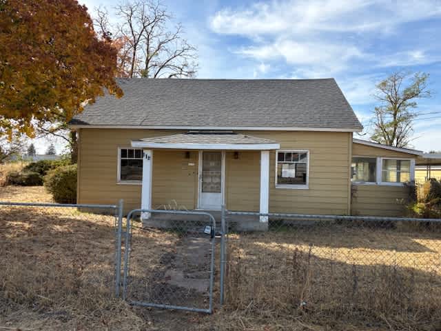 Photograph of 112 S H St, Sprague, WA 99032