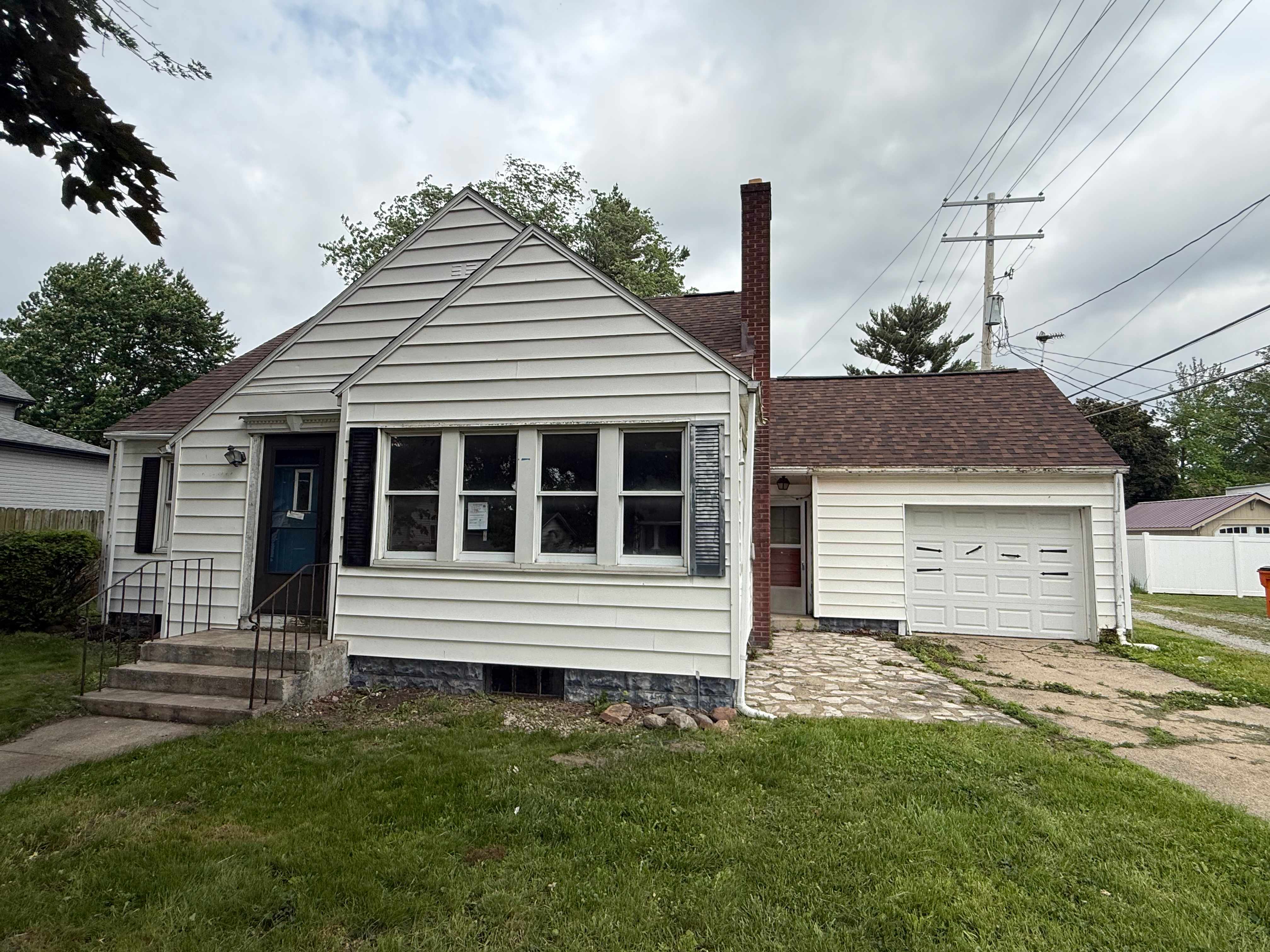 Single Family Home 3BR 1.1BA - 118 W Spring St, Winamac, IN