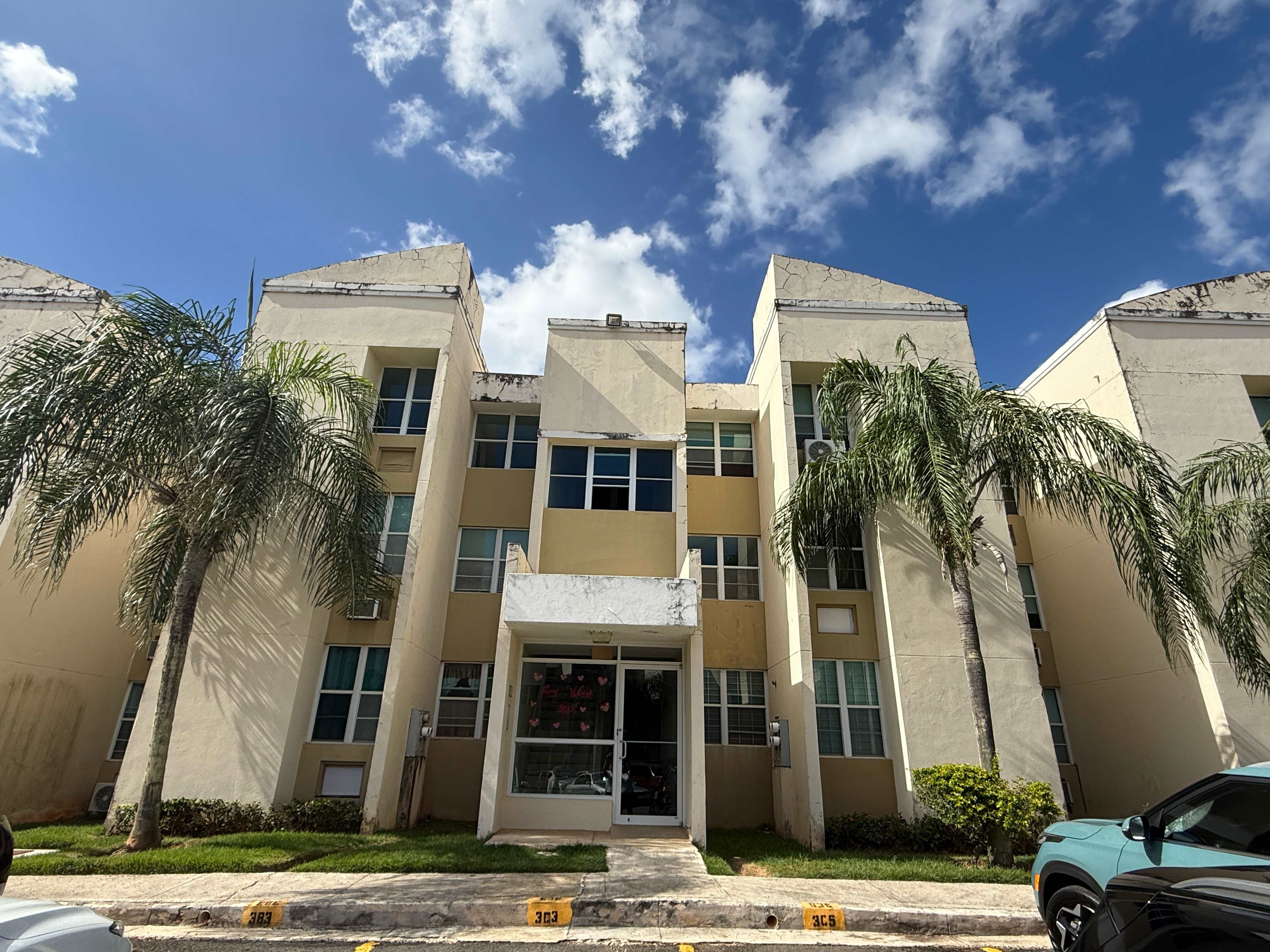 Condo 3BR 2BA - Apt 3c-5 Estancias Chalets, San Juan, PR