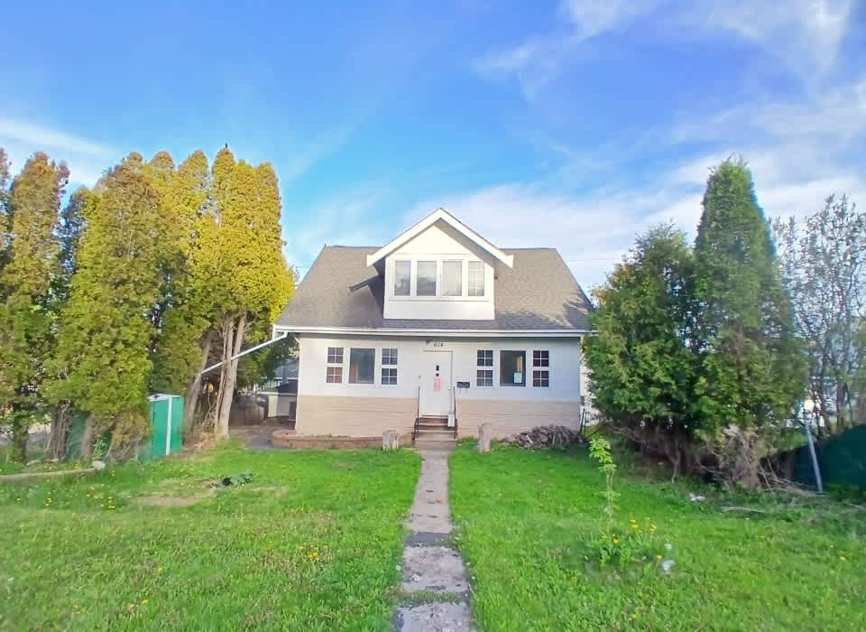 Single Family Home 3BR 1BA - 614 E 9th St, Duluth, MN