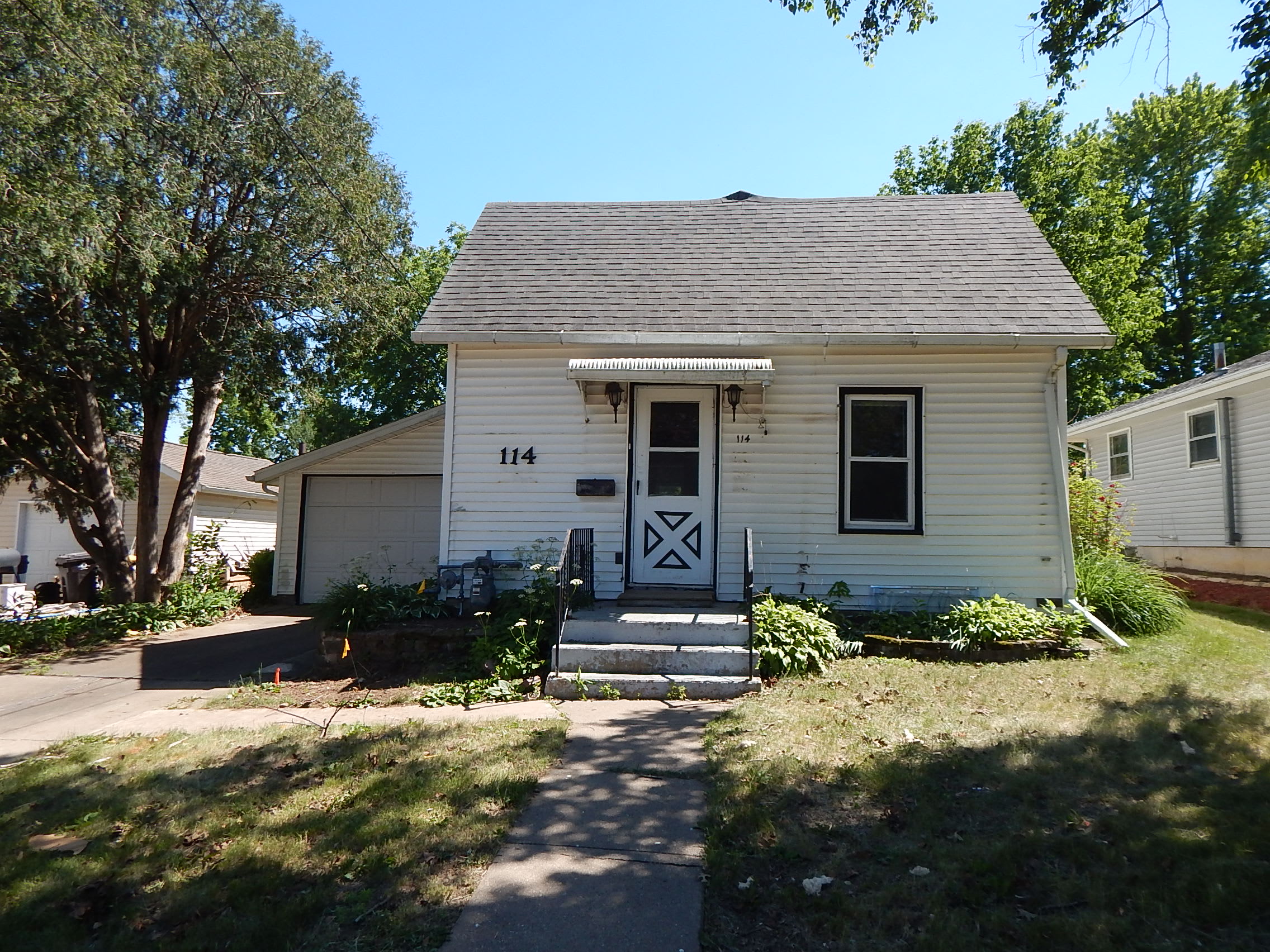Single Family Home 3BR 1BA - 114 Erie St, Maquoketa, IA