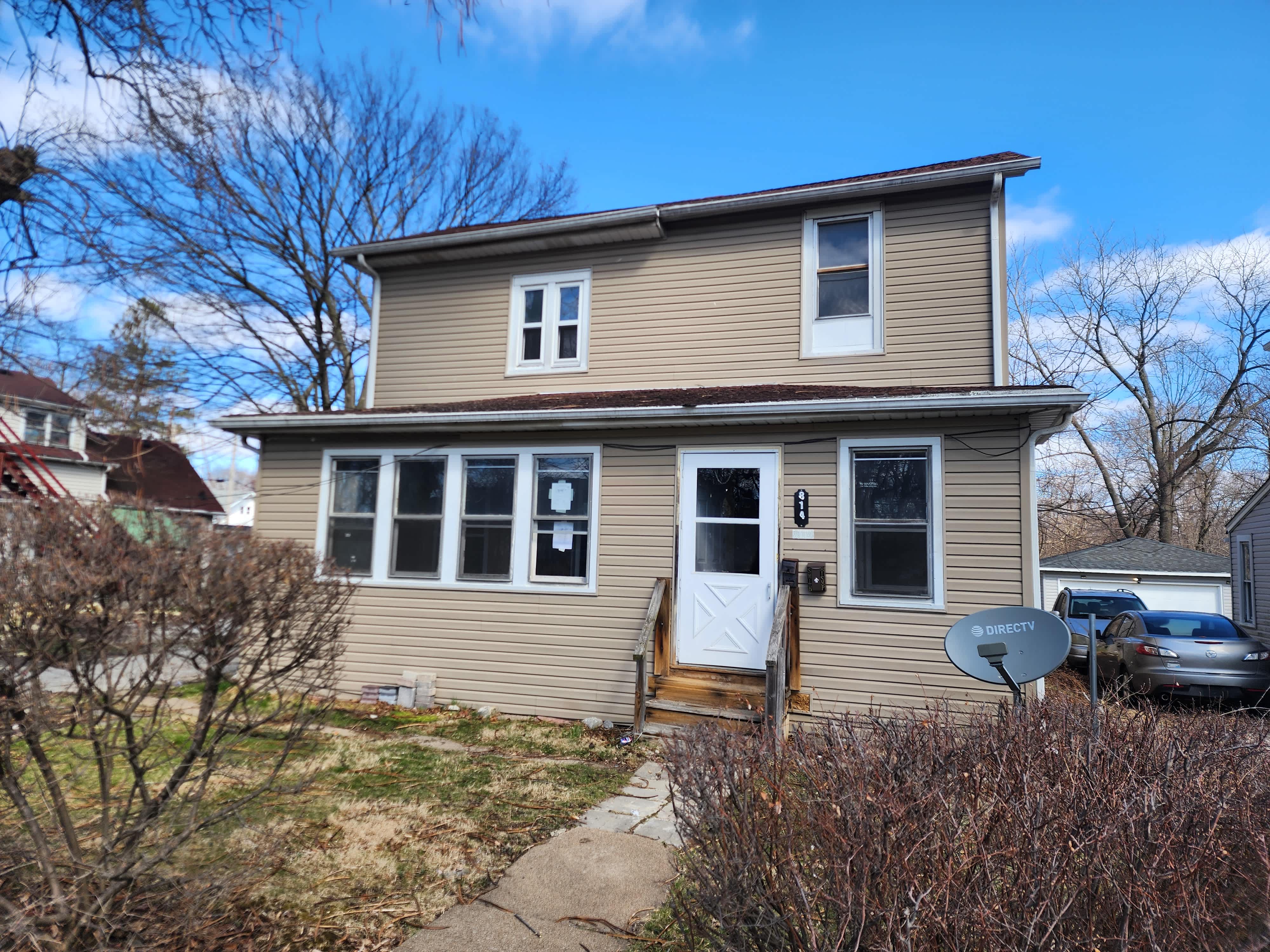Photograph of 814 Clarke Ave, Waukegan, IL 60085