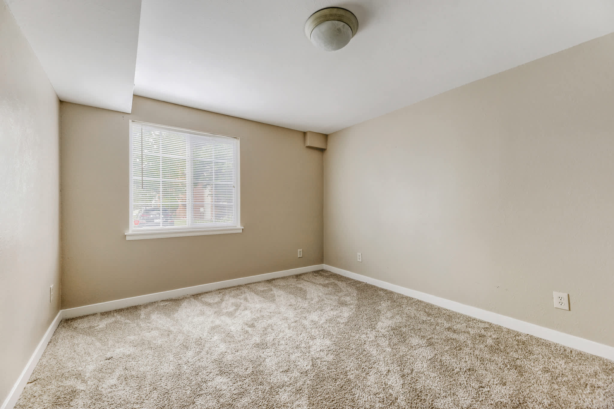 2405 S Worchester Ct photo