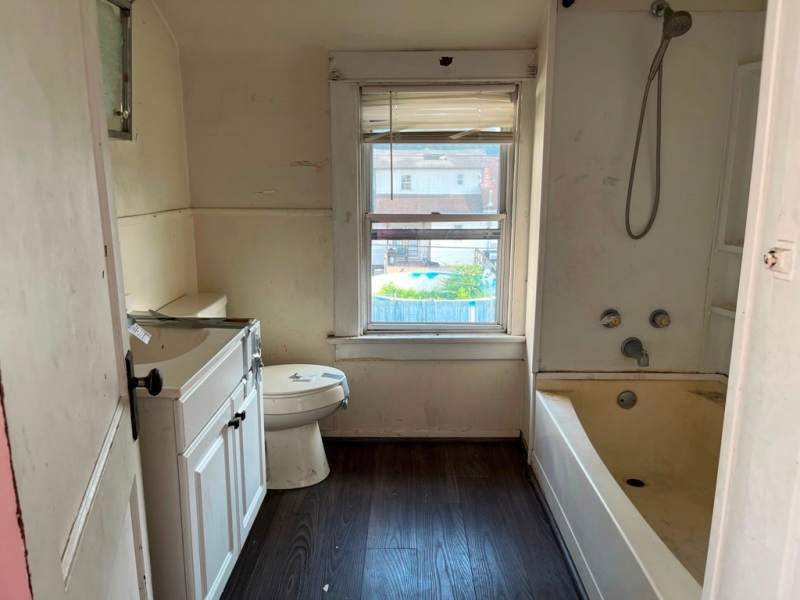 24 8th St photo