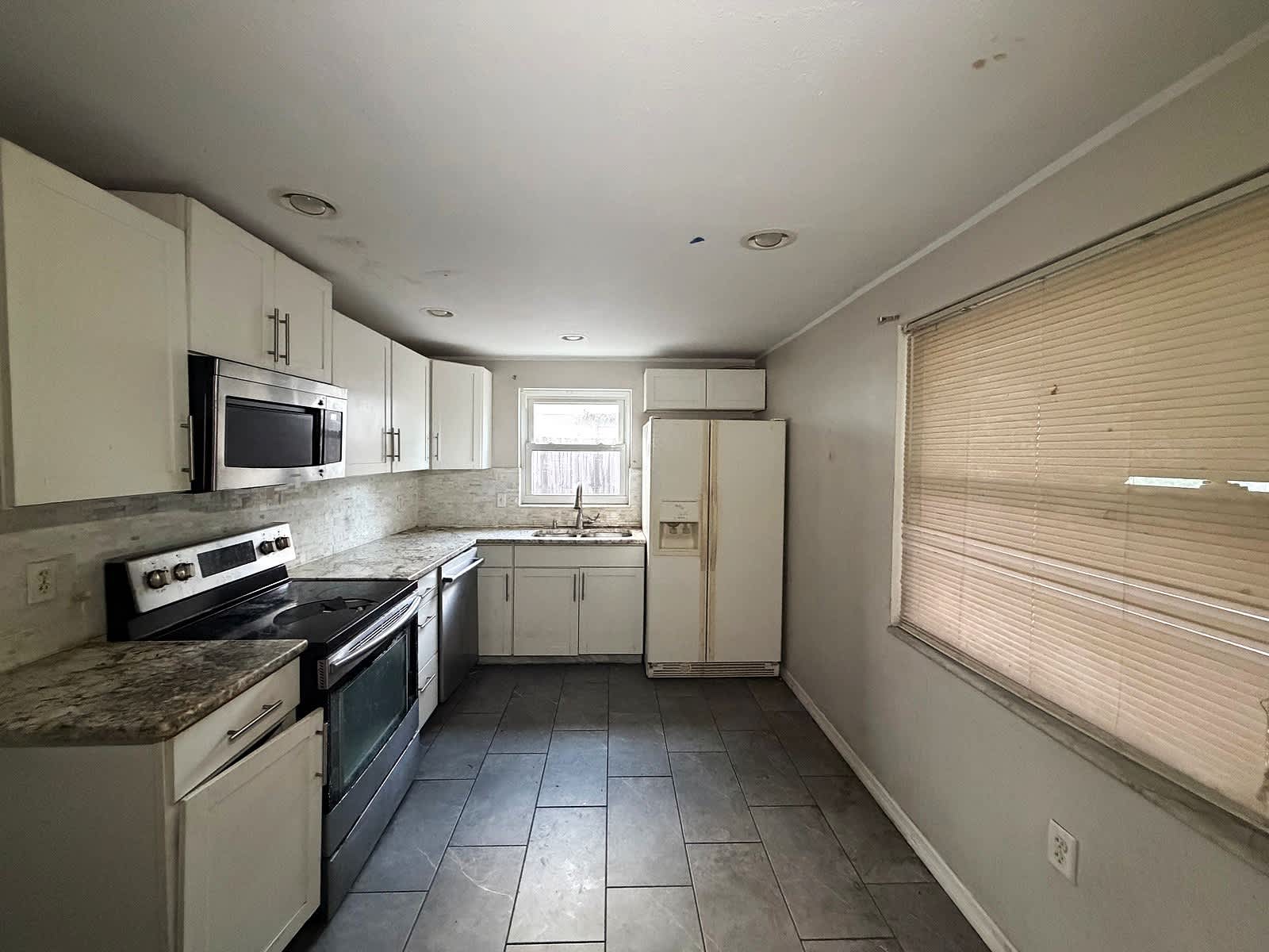3221 Roxbury Dr photo