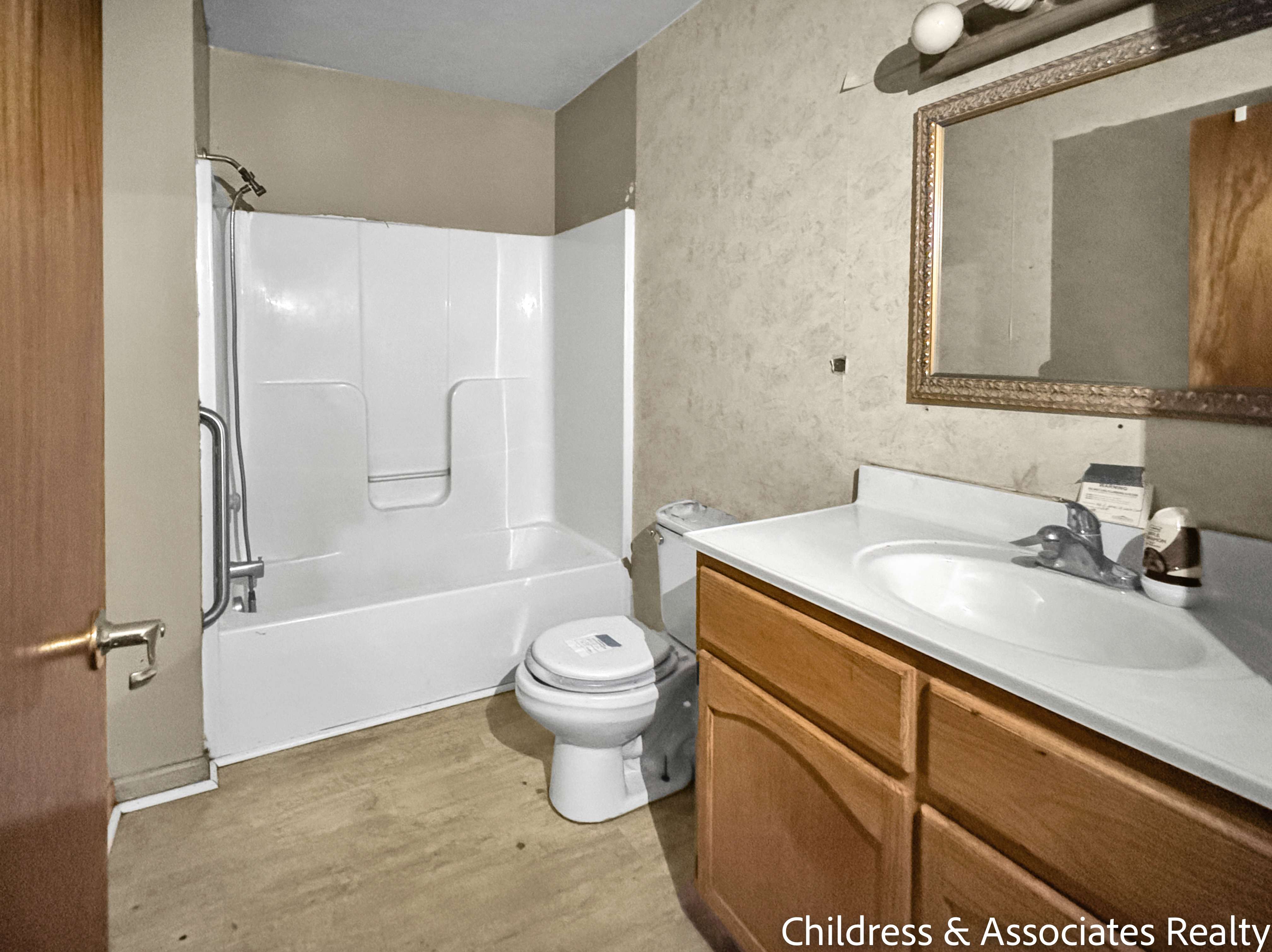912e James St photo