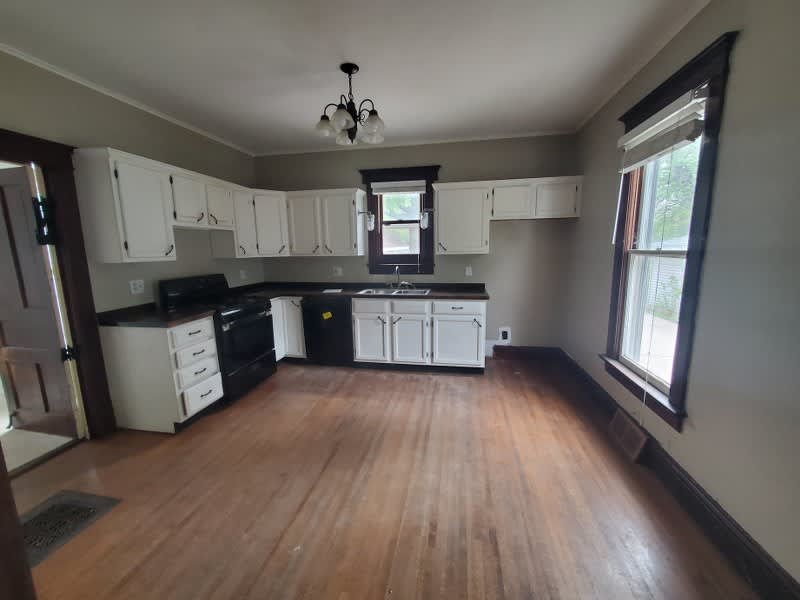 211 S West St photo