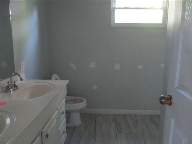 300 Lakeview Cir photo