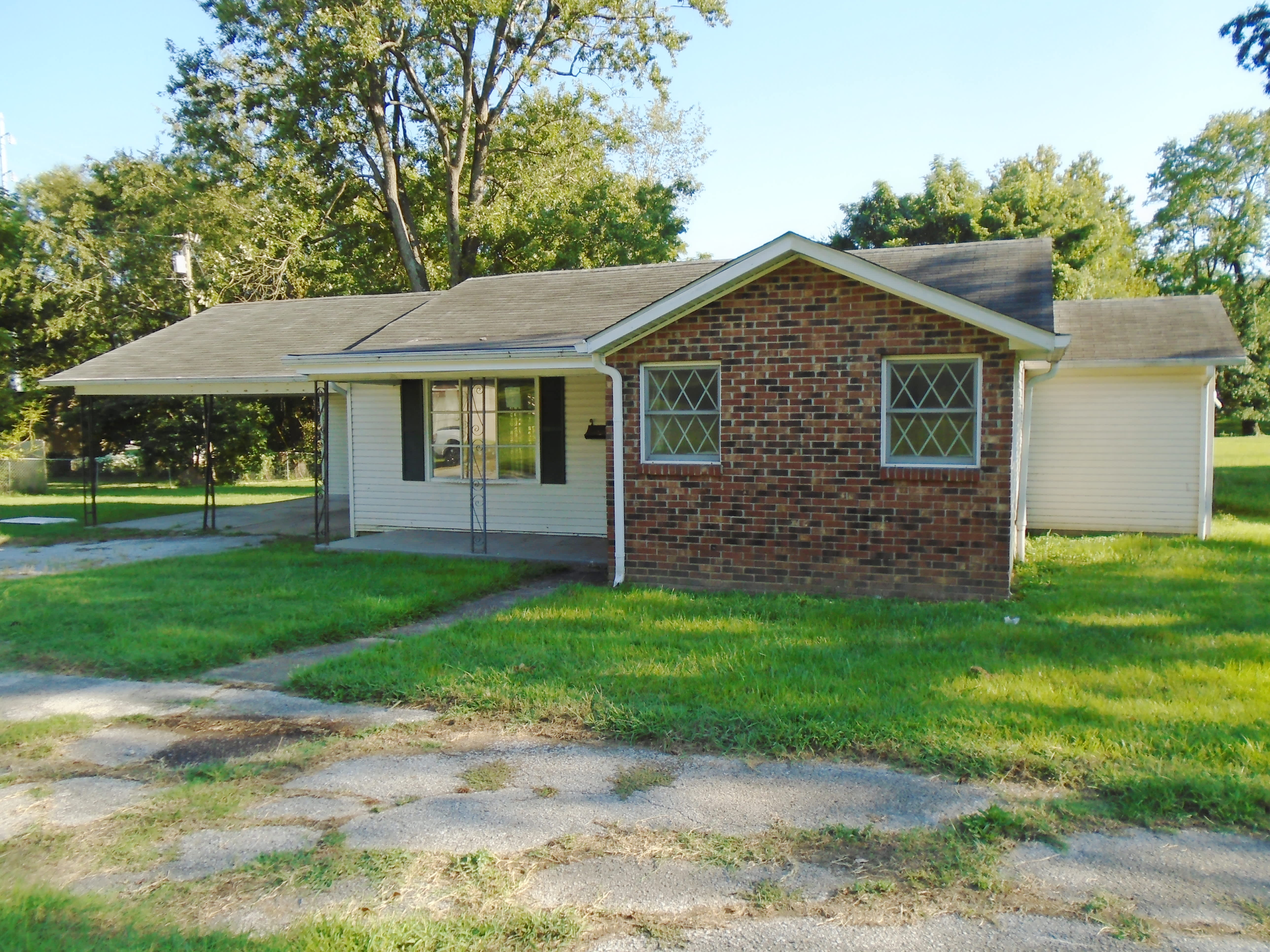 Photograph of 339 S Daves St, Madisonville, KY 42431