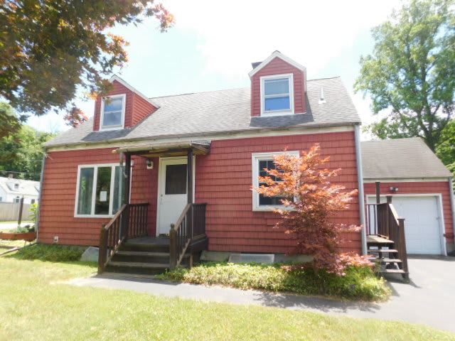 Single Family Home 3BR 1.1BA - 20 Farm Ln, Hyde Park, NY