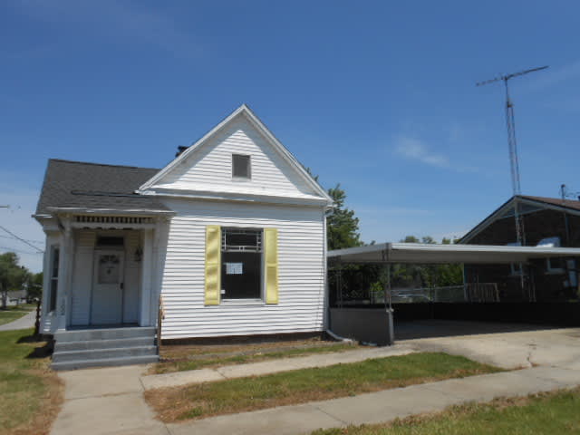 Photograph of 102 E Poplar St, Owensville, IN 47665