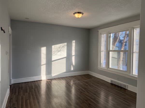 468 Bellows St photo