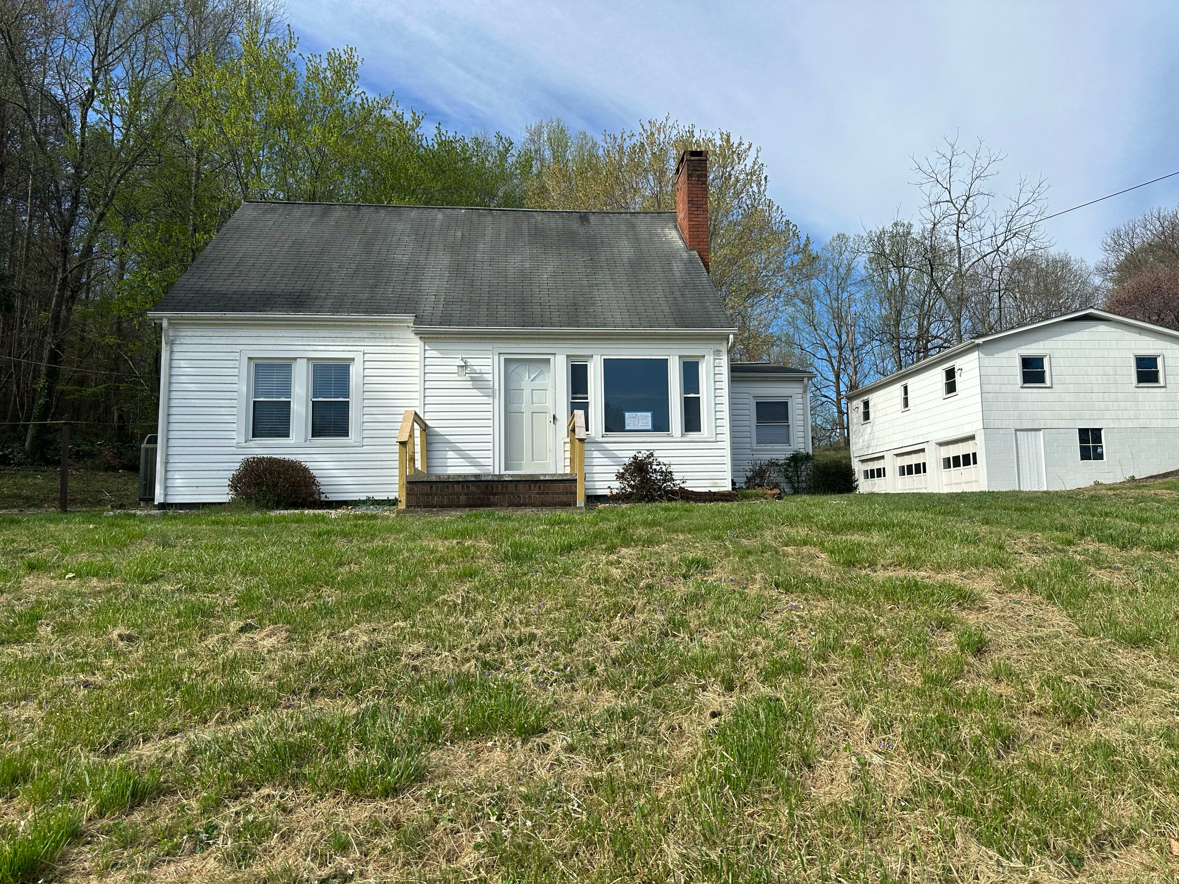 Single Family Home 4BR 2BA - 3716 Statesville Rd, North Wilkesboro, NC