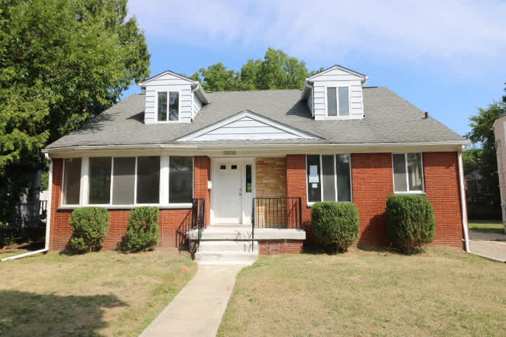 Single Family Home 4BR 2BA - 1609 E Court St, Flint, MI