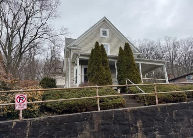 Single Family Home 2BR 1.5BA — 400 W Fulton St, Butler, PA