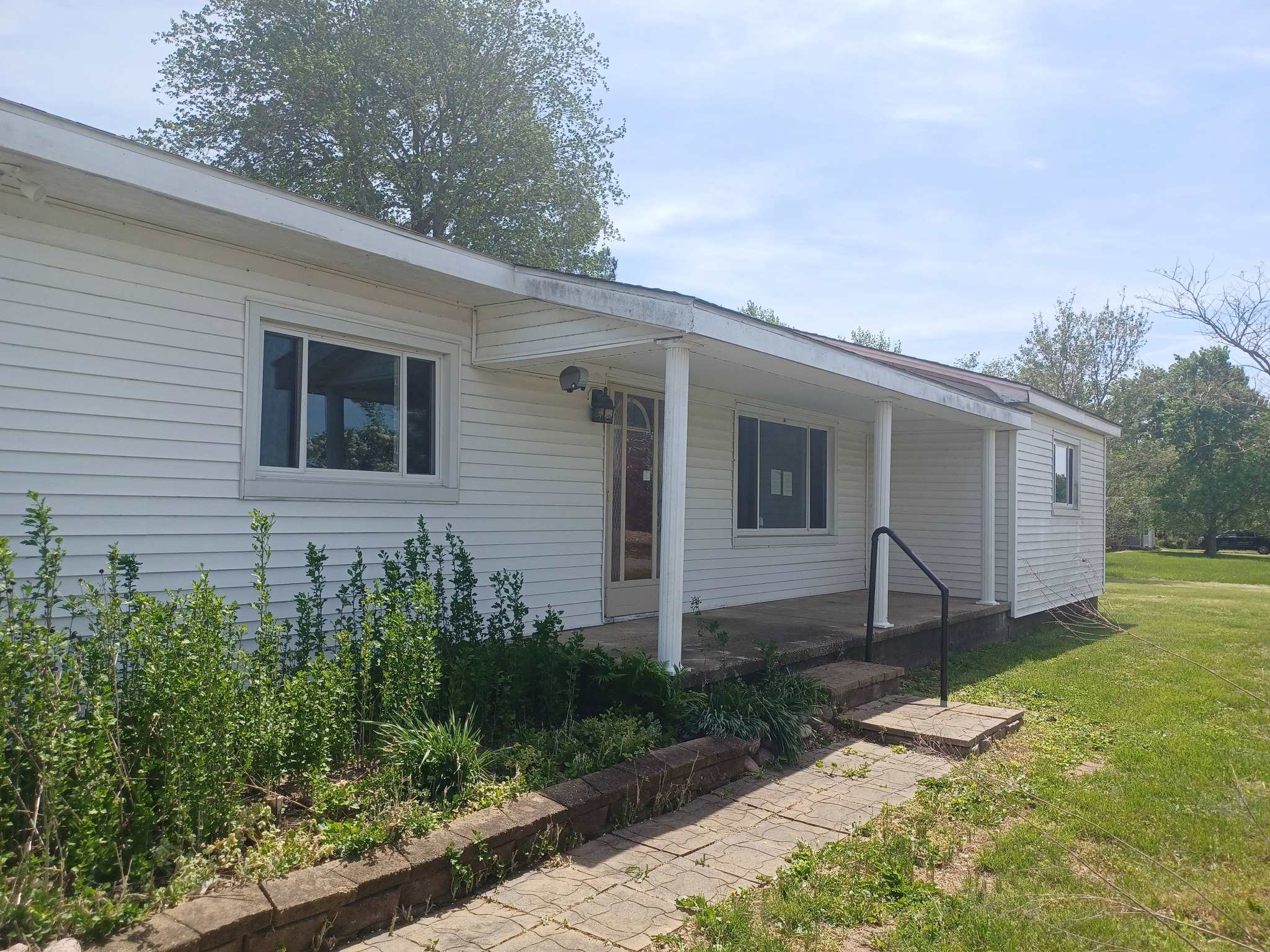 Single Family Home 4BR 1BA — 22292 E 700 Rd, Mount Carmel, IL