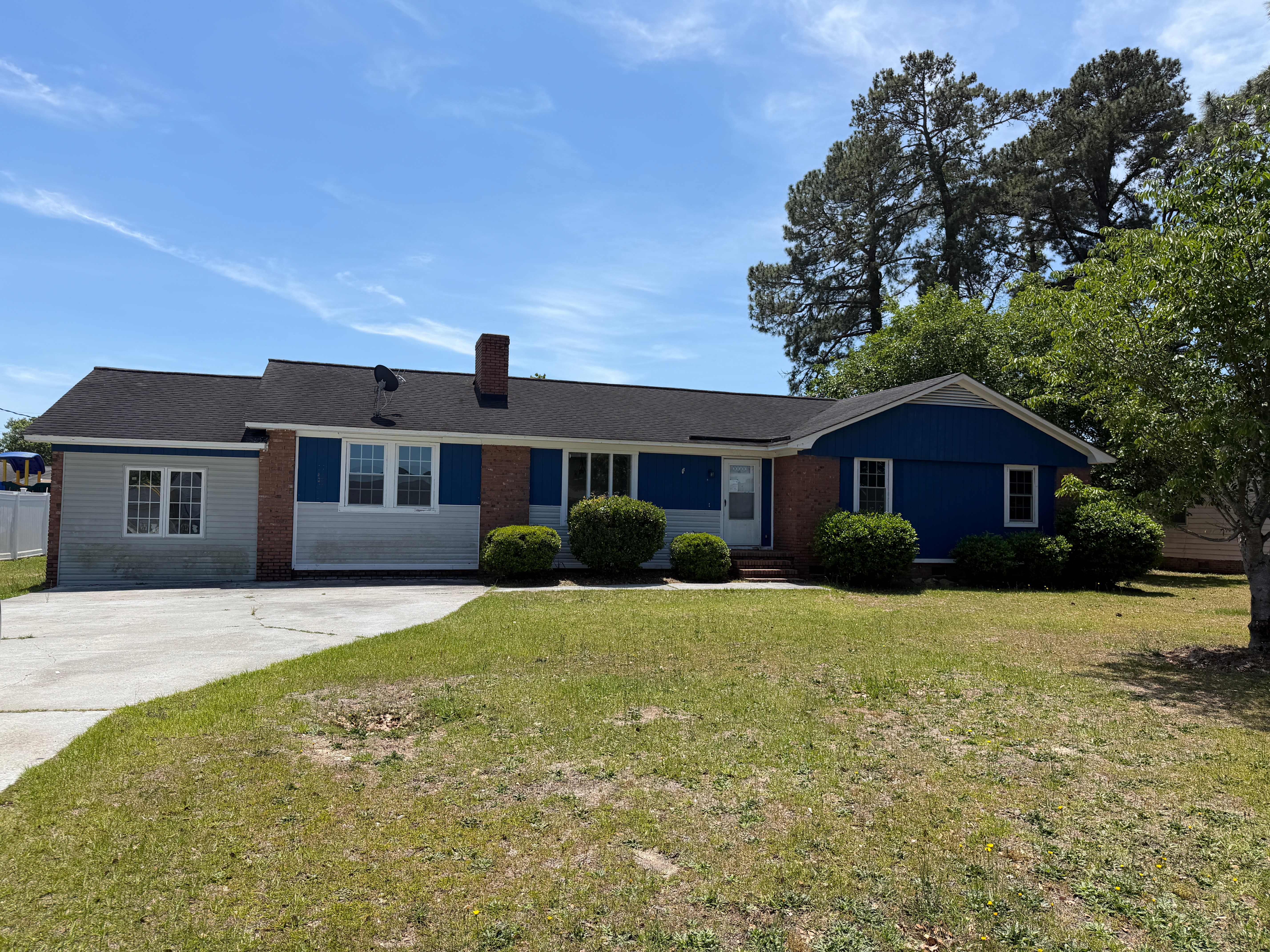Single Family Home 3BR 3BA — 304 E Suena Dr, Florence, SC
