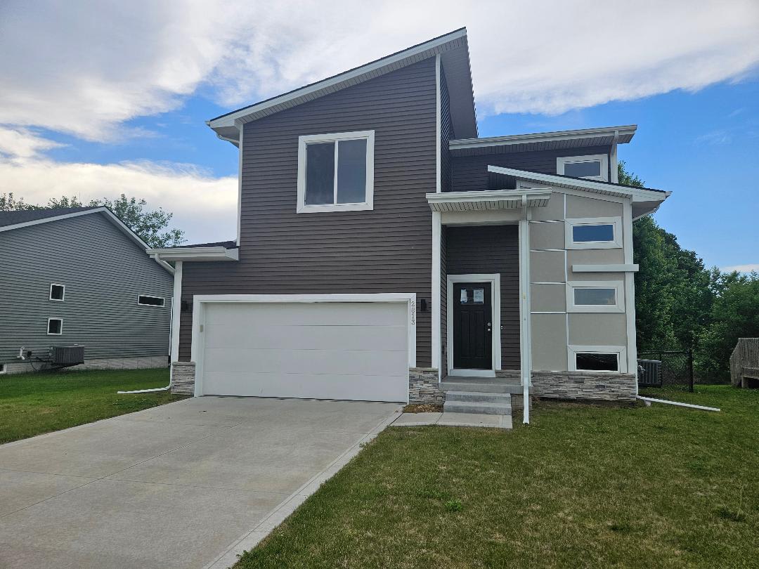 Single Family Home 3BR 2.1BA - 2813 Kestrel St, Norwalk, IA
