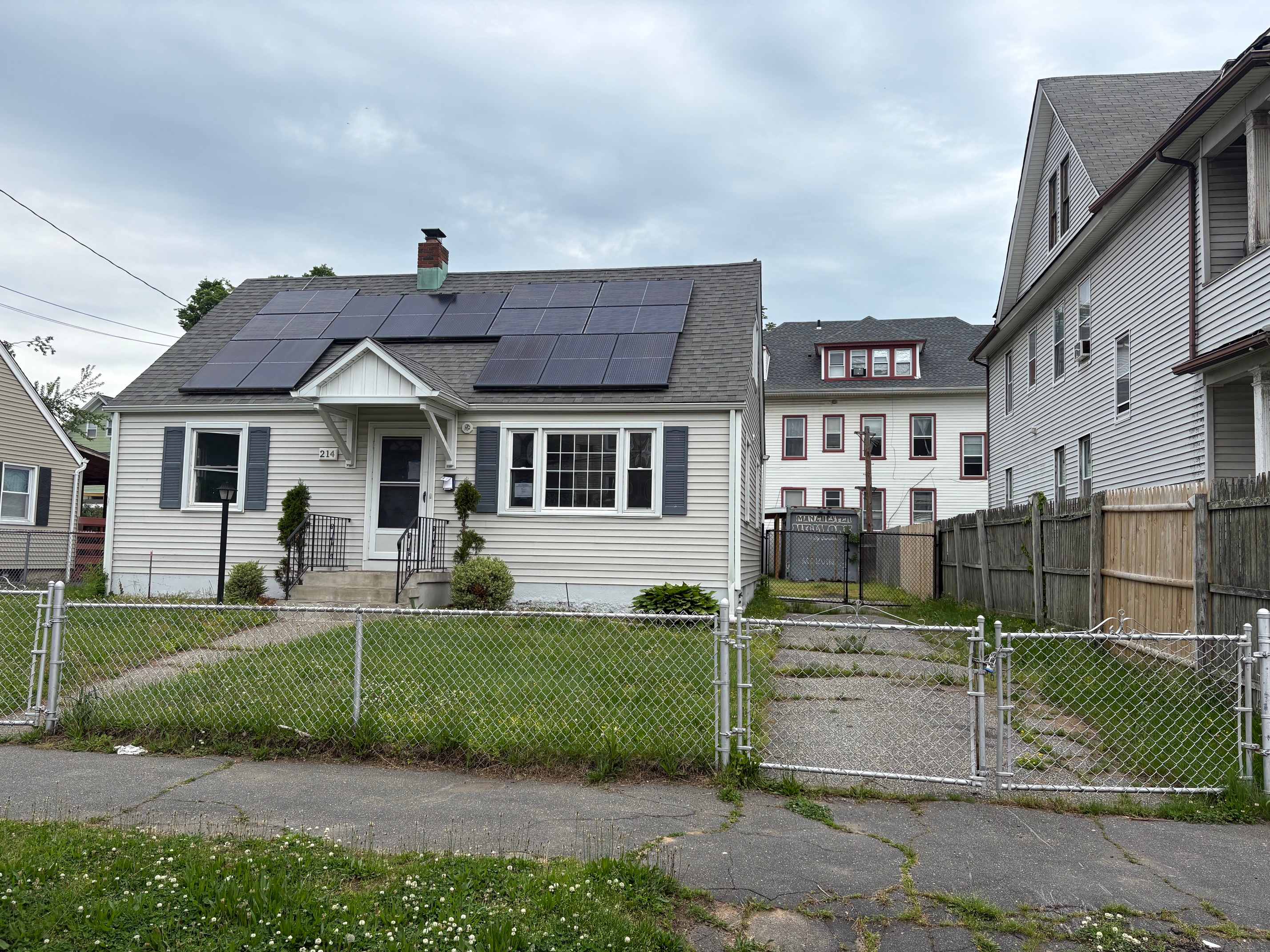 Single Family Home 4BR 1BA - 214 Iranistan Ave, Bridgeport, CT