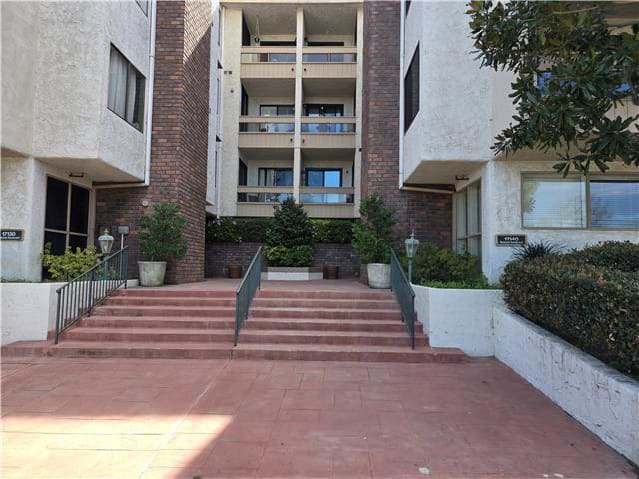 Photograph of 17140 Burbank Blvd #207, Encino, CA 91316