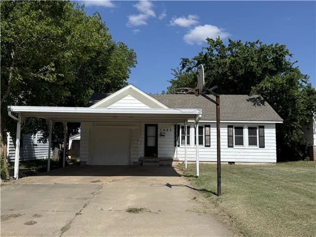 Single Family Home 3BR 1.1BA — 1025 S 5th St, Chickasha, OK