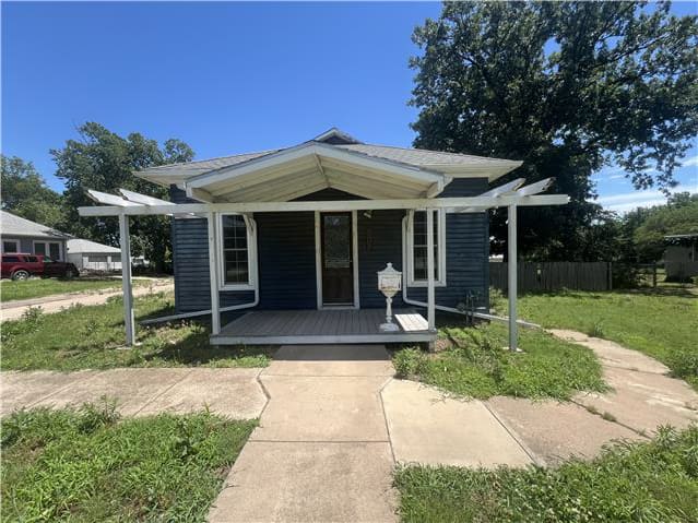 Single Family Home 3BR 2BA - 709 North A St, Wellington, KS