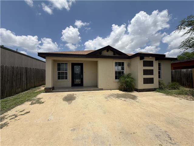 Single Family Home 3BR 2BA - 2906 Coventry Dr, Laredo, TX
