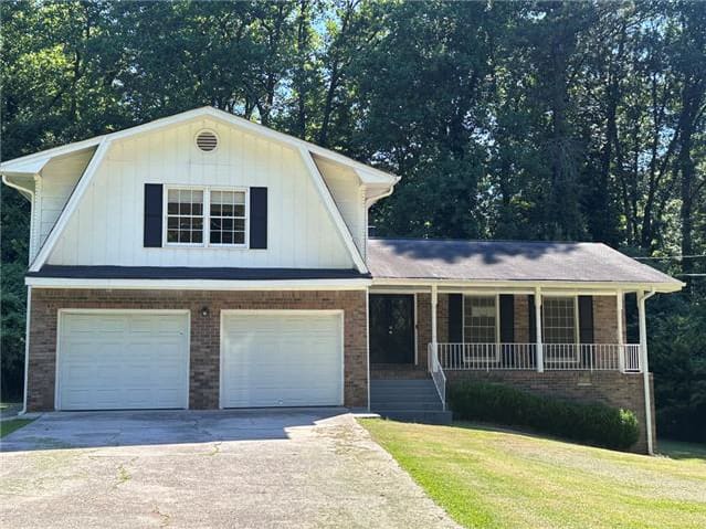Single Family Home 4BR 2.1BA - 2969 Stratford Mill Rd, Lithonia, GA