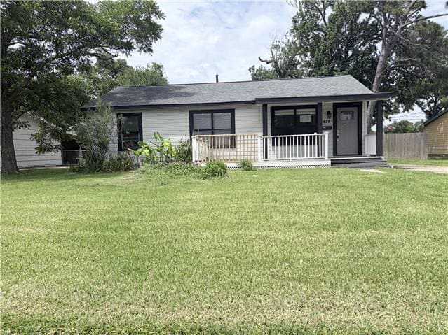 Photograph of 428 Azalea St, Lake Jackson, TX 77566