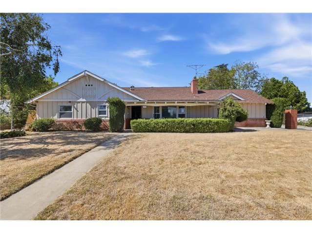 Single Family Home 3BR 2BA - 230 E Sunset Dr N, Redlands, CA