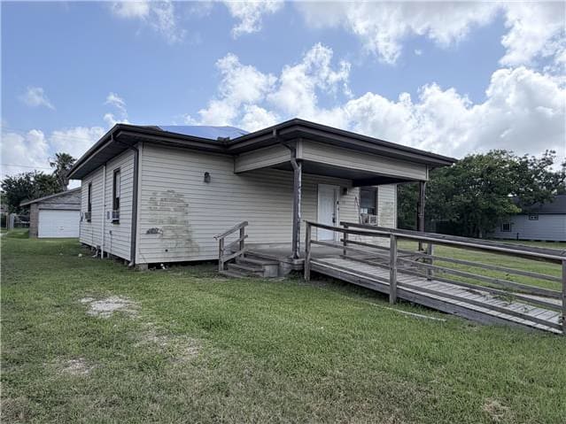 Single Family Home 2BR 2BA - 419 W 2nd St, Freeport, TX