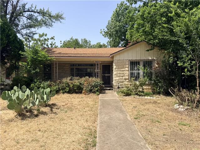 Single Family Home 4BR 2BA - 1708 E 32nd St, Austin, TX
