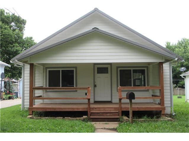 Single Family Home 3BR 1BA - 327 W 9th Ave, Garnett, KS