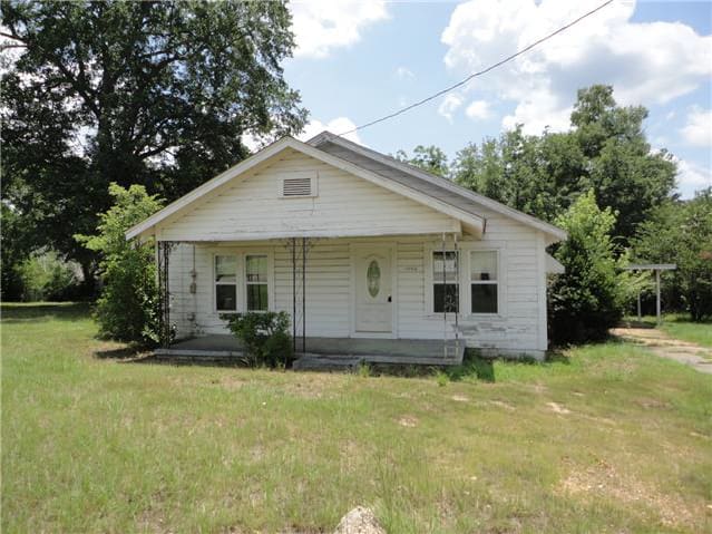 Single Family Home 3BR 1BA - 1002 E Church St, Warren, AR