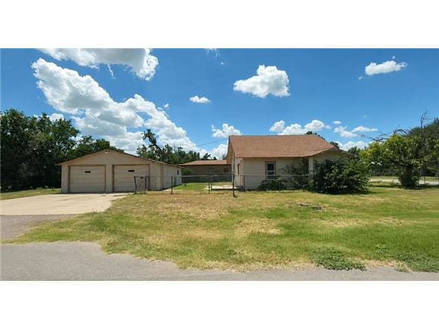 Single Family Home 2BR 1BA - 417 W First St, Gage, OK