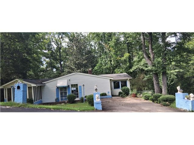 Single Family Home 3BR 1.1BA - 606 20th St SW, Lanett, AL