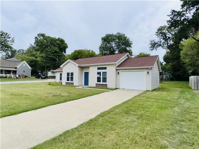 Single Family Home 2BR 2BA - 428 W Sycamore St, Nevada, MO