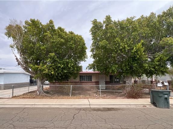 Single Family Home 3BR 2BA - 152 W Lowell Dr, Yuma, AZ