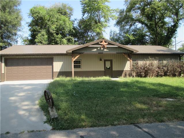 Photograph of 100 E Clay St, Smithton, MO 65350