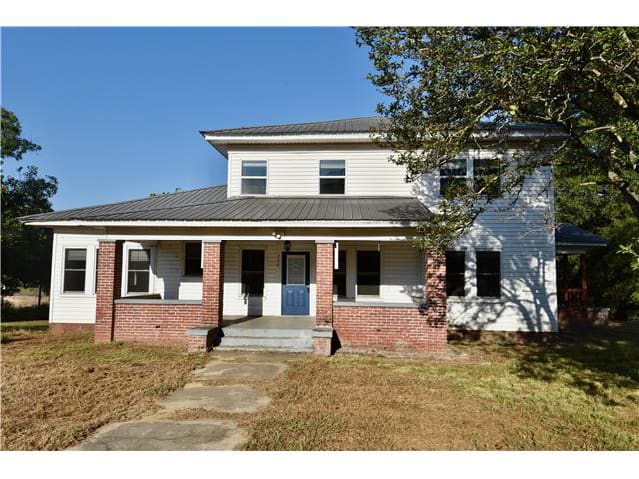 Single Family Home 5BR 2BA - 706 Black St, Millport, AL