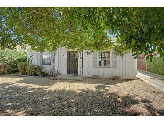 Single Family Home 2BR 1BA - 2912 N Adoline Ave, Fresno, CA