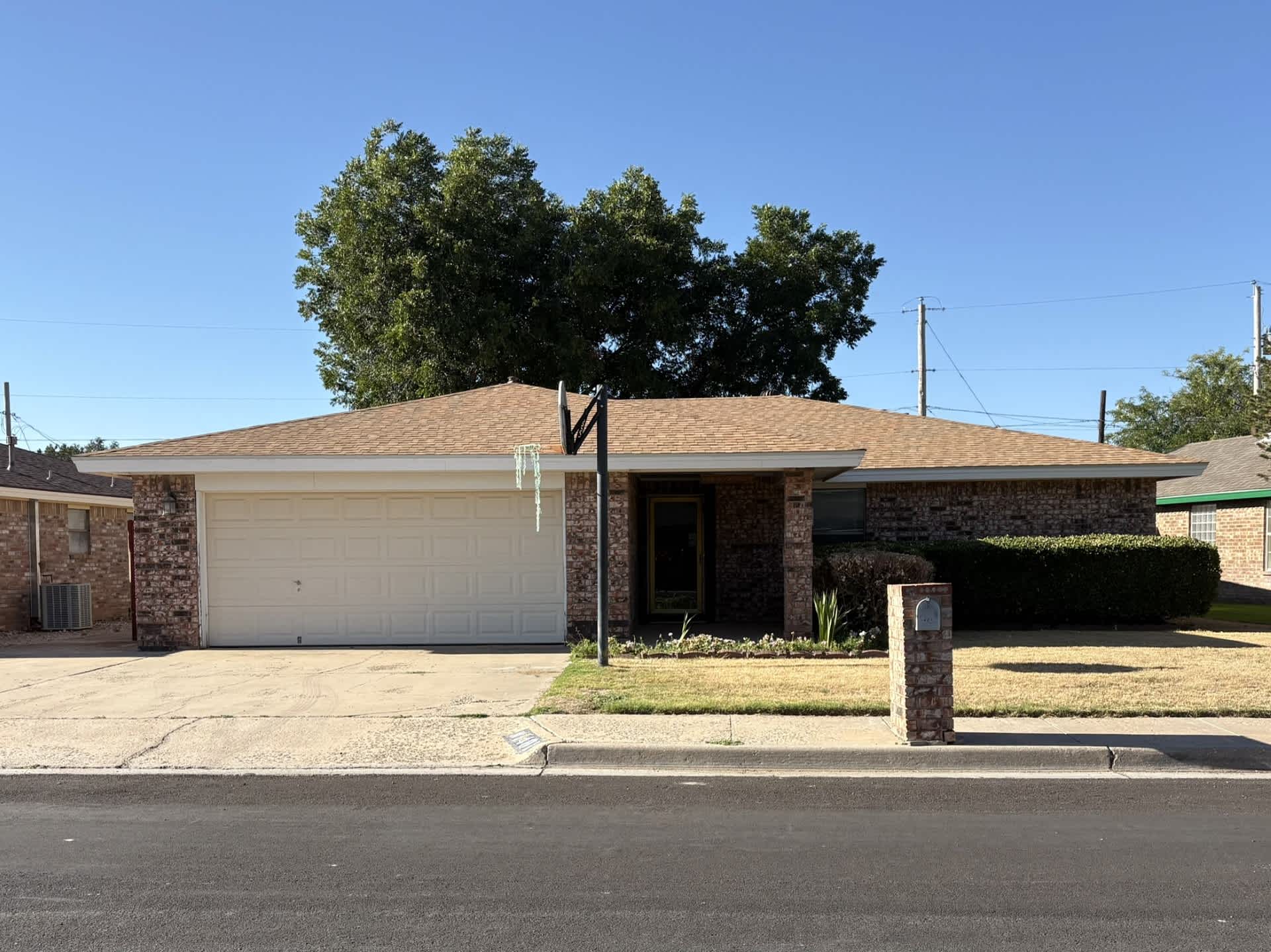 Single Family Home 3BR 2BA - 1401 W Caprock St, Hobbs, NM