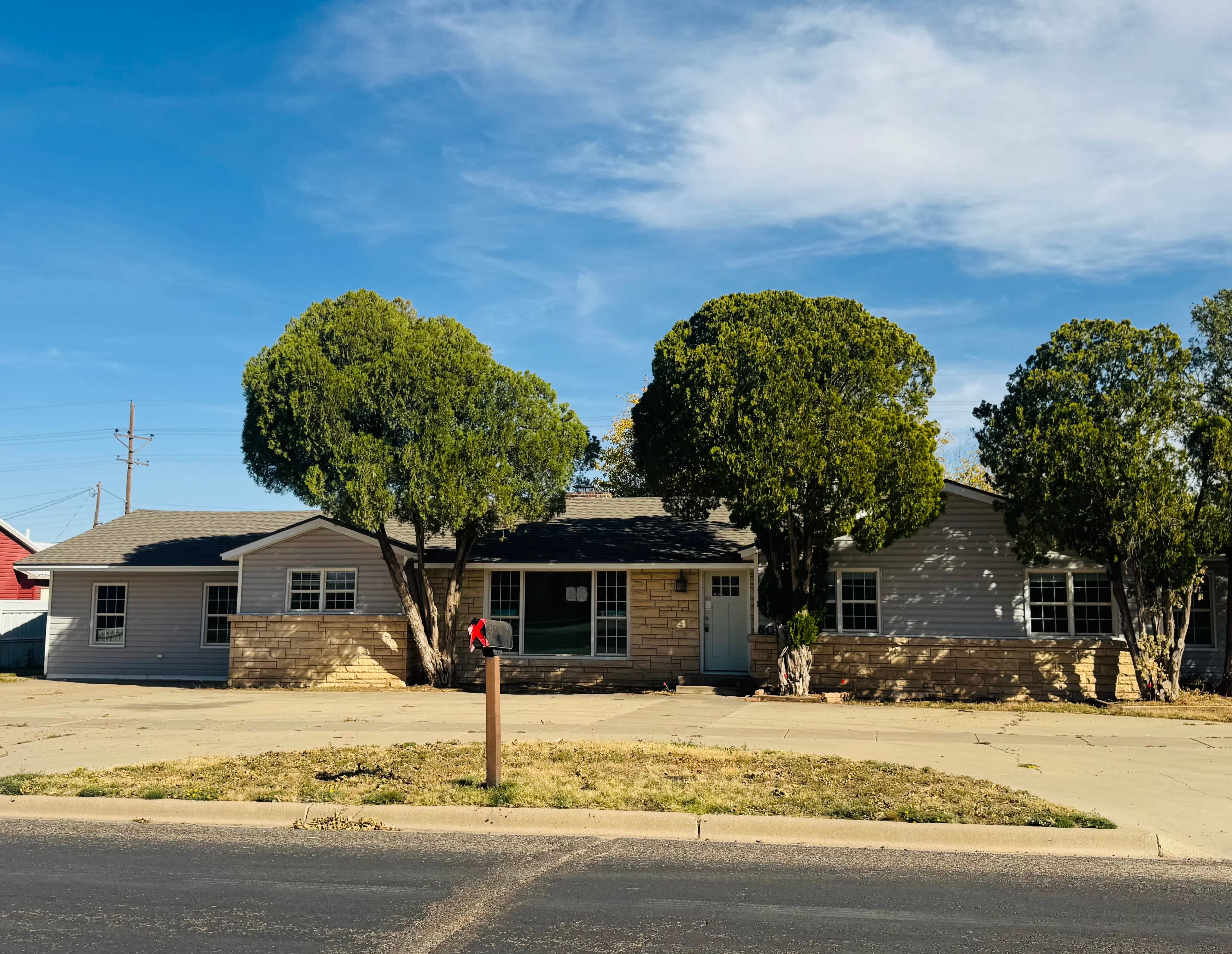 Single Family Home 4BR 2BA — 607 Sw 2nd St, Seminole, TX