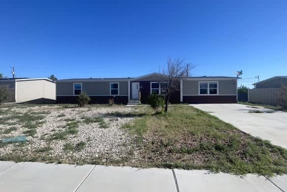 Manufactured Home 4BR 2BA - 916 Butternut St, Carlsbad, NM