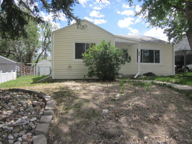 Single Family Home 3BR 1BA - 737 E 15th St, Casper, WY